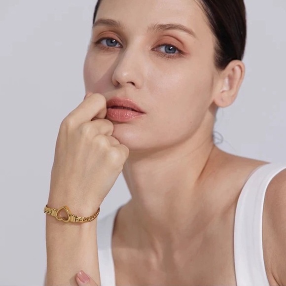 18K Gold Plated Cuban Chain Heart Shape Bracelet - Picture 4 of 8